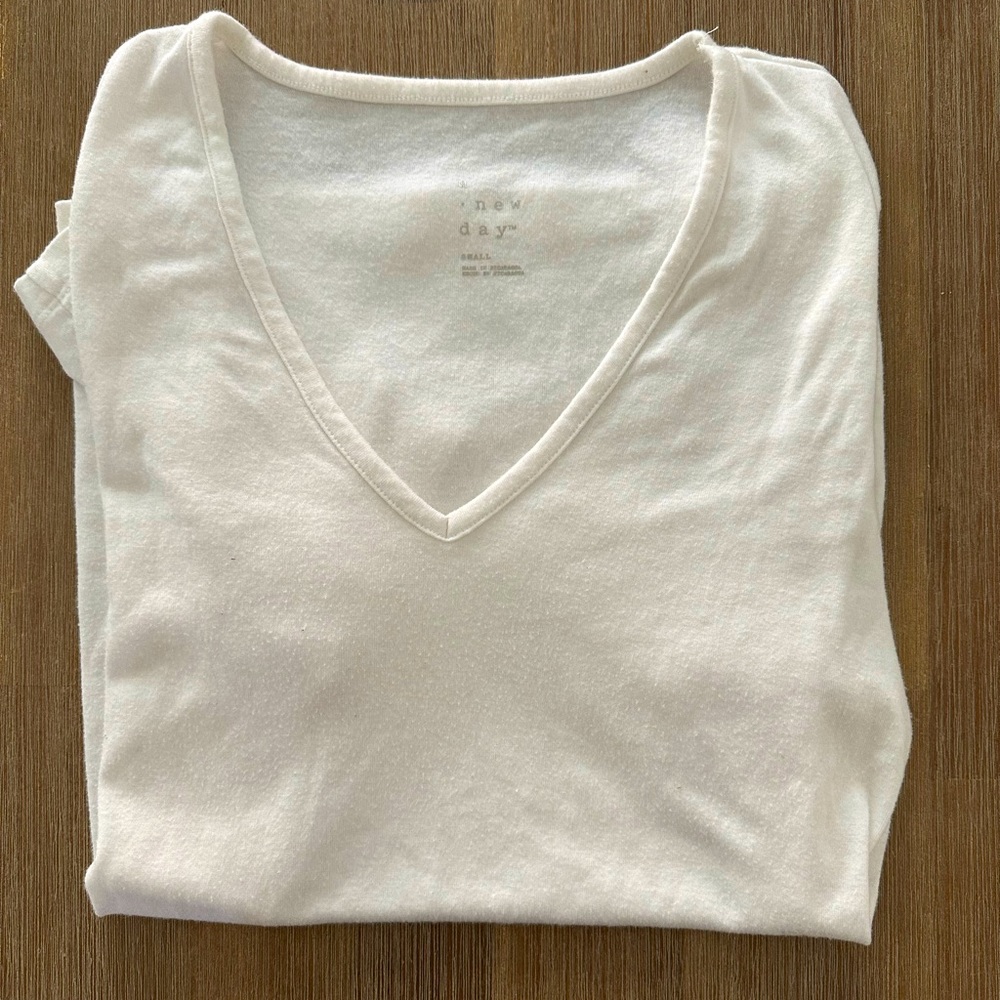 Target A New Day basic white v-neck t-shirt - size small